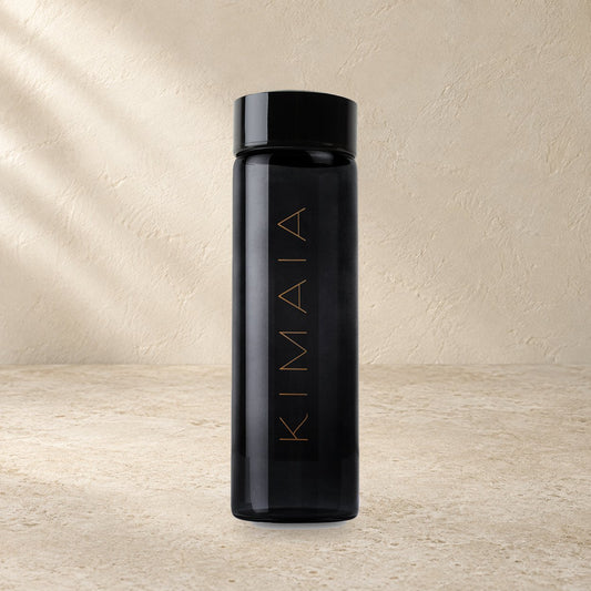 KIMAIA Water Bottle — productdetail op een lichte natuurlijke achtergrond