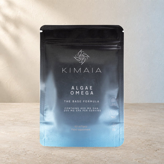 KIMAIA Algae Omega (abonnement) — hoofdfoto op een lichte natuurlijke achtergrond