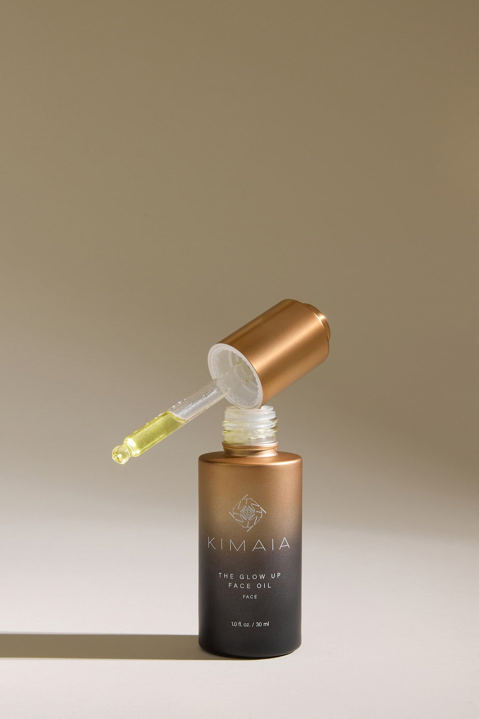 KIMAIA Glow Up Face Oil met open pipet in warm licht
