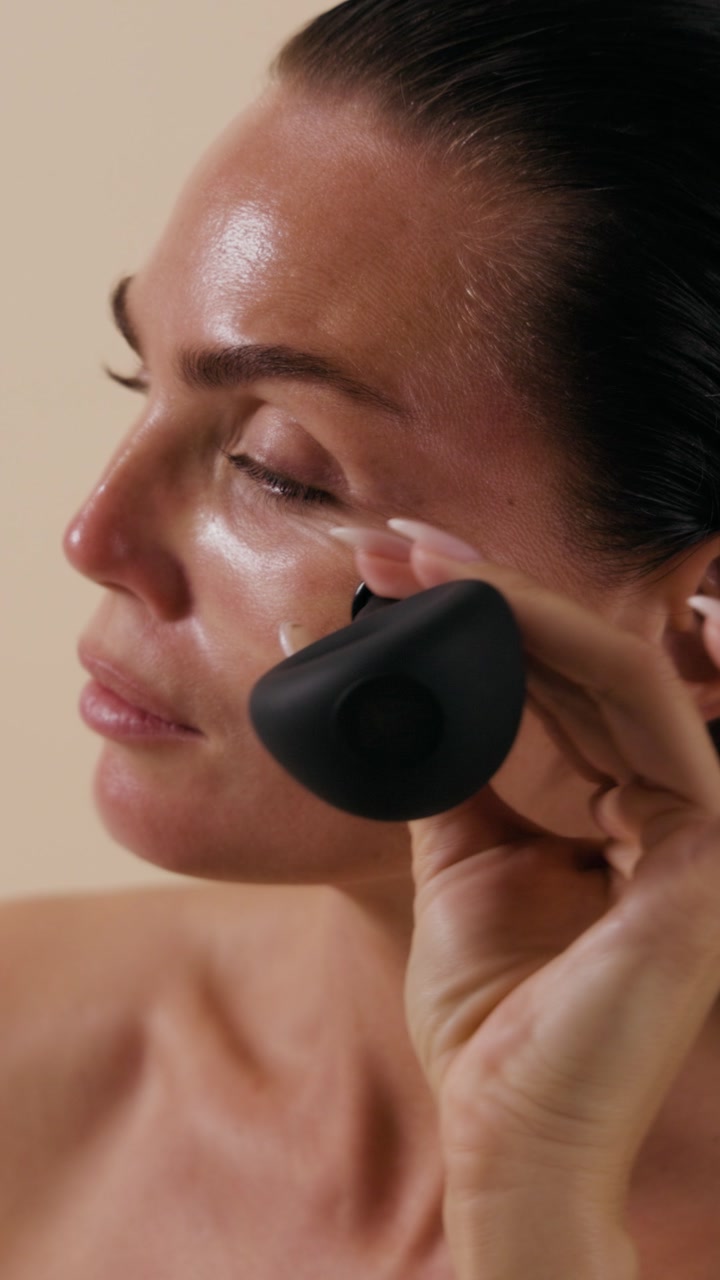 Kim demonstreert facial cupping