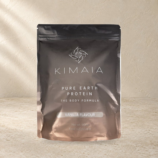 KIMAIA Pure Earth Protein (abonnement) — hoofdfoto op een lichte natuurlijke achtergrond