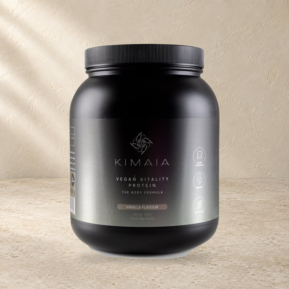 KIMAIA Vegan Vitality Protein - Plantaardige Eiwitten — productdetail op een lichte natuurlijke achtergrond